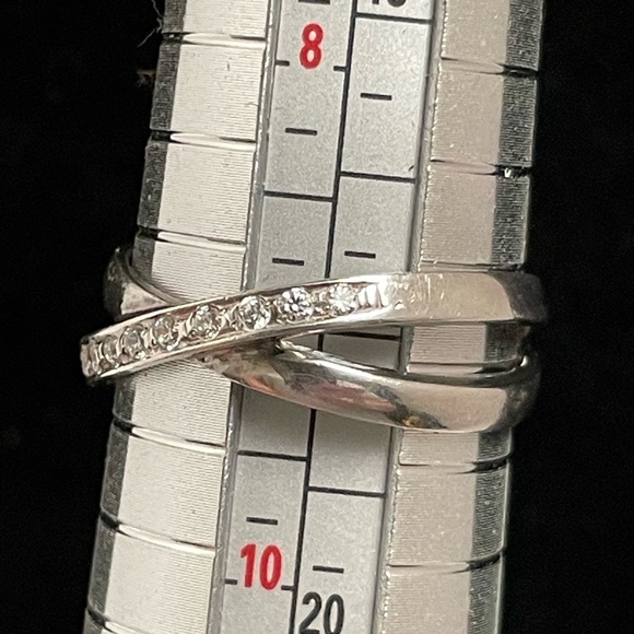 Elegant Silver Cubic Zirconia Crossover Ring Size 9 - Picture 5 of 5